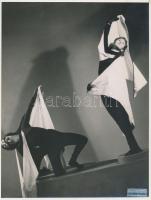 cca 1935 Leichtner Erzsébet vintage fotója Szentpál Olga tánccsoportjának tagjairól, matricával jelzett, 22x17 cm