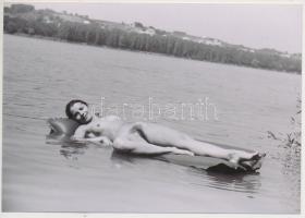 cca 1975 Gumimatrac reklám, 5 db finoman erotikus fénykép, 13x9 cm /
cca 1975 5 erotic photos, 13x9...