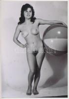 cca 1970 Játék a labdával, 5 db finoman erotikus fénykép, 13x9 cm /
cca 1970 5 erotic photos, 13x9 ...