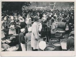 cca 1947 Kirakodó vásárban, Tiszavölgyi József (1909-?) pecséttel jelzett vintage fotója, 13x18 cm