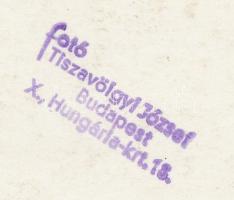 cca 1947 Kirakodó vásárban, Tiszavölgyi József (1909-?) pecséttel jelzett vintage fotója, 13x18 cm