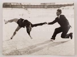 cca 1950 Nagy Marianna (1929-2011) és testvére Nagy László (1927- 2005) olimpiai bronzérmes és Európa-bajnok műkorcsolyázók fotója, Gyimesi György jelzéssel,kissé töredezett fotó, 13x18cm
