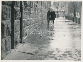 cca 1955 Krisch Béla: Esős vasárnap délután (Kecskeméten), pecséttel jelzett, vintage fotóművészeti alkotás, 17x24 cm