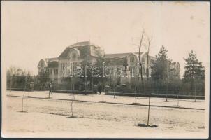 cca 1919 Karcag, Monostory György pecséttel jelzett vintage fotója a városházáról, kapujában katona, kertjében Kossuth Lajos szobra áll, 9x14 cm