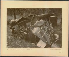 1931 Összetört autó a balatoni országúton, Orphanidesz János (1876-1939) feliratozott vintage fotójáról készült modern műtárgymásolat, 13x15 cm