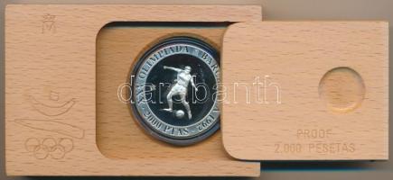Spanyolország 1990. 2000P Ag "1992 Olimpia - Futball játékos" eredeti fa díszdobozban, tan...