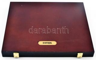 "EUROPE" feliratú igényes fa, bársonnyal bélelt érmetartó kazetta 12db férőhellyel