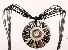 Fekete paua kagyló mozaik függő láncon