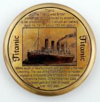 cca 1930 Réz foglalatos régi iránytű, felső fedelén a Titanic katasztrófájának történetével