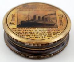 cca 1930 Réz foglalatos régi iránytű, felső fedelén a Titanic katasztrófájának történetével