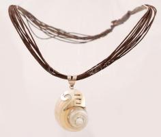 Divatos csiga függő, ezüst(Ag) jelzett foglalatban, fonatos függesztővel