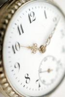 Porcelán számlapos fém tokos zsebóra, hátlapján életképes jelenettel, működik