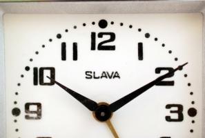 Slava asztali óra bőr tokban