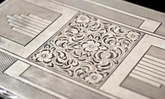 Ezüst (Ag.) cigarettatálca, jelzett, belül karcos, 10,5×7,5 cm, nettó:140g