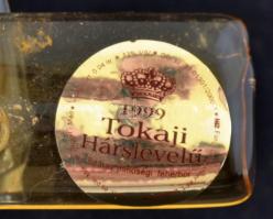 1999 Tokaji Hárslevelű, száraz fehérbor, 0,4 l, jópofa, repülő alakú üvegben, saját, megviselt állap...