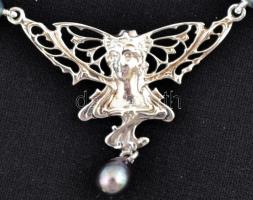 Tenyésztett gyöngy nyaklánc női fejet ábrázoló medállal, h: 46 cm