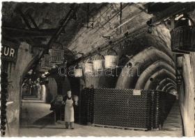 Reims, Champagne Pommery &amp; Greno, Junction of two galleries and view of the chain transporting the bottles down, interior