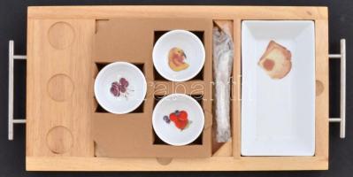 Reggeliző szett: fa tálca fém fogantyúval, porcelán tálkákkal, kiskanalakkal, eredeti dobozában