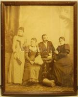 XIX. század vége nagyalakú családi fotó keretben 27x33 cm