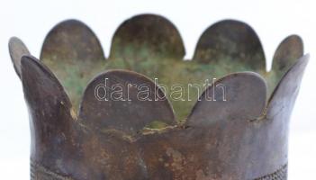 Töltényhüvelyből készült váza, virágmintával, kis sérüléssel, m: 28 cm