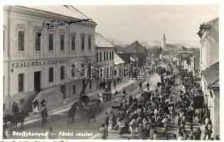 Bánffyhunyad, Huedin; Főtér, Szálloda a Tigrishez, lovaskocsi / square, hotel, carriage, automobile