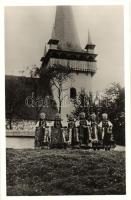 Kalotaszeg, Tara Calatei; Kőrösfői templom, magyar népviselet / church, Hungarian folklore