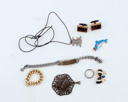 Kis bizsu tétel, benne 1 pár mandzsettagomb, 2 nyaklánc medállal, karkötő, kis gyűrű, pillangó alakú bross