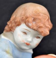 Zsolnay búgócsigás kislány, kézzel festett, jelzett (tercia), kis kopásnyomokkal, m: 12,5 cm