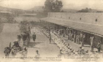 Tataouine, Foum-Tatahouine; The garrison rendering the honors for the heroic wounded soldiers of Oum Souigh, WWI military (EK)