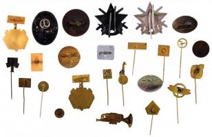 30db-os vegyes magyar és külföldi jelvény és kitűző tétel, közte DN "Magyar Államvasutak 20 éve...