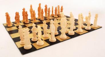 Távol-keleti sakk-készlet, csontőrlemény bábukkal, pótolt táblával, saját dobozában, jó állapotban