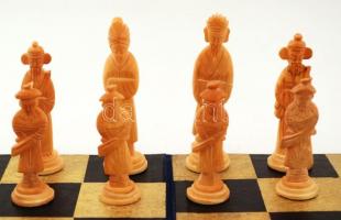 Távol-keleti sakk-készlet, csontőrlemény bábukkal, pótolt táblával, saját dobozában, jó állapotban