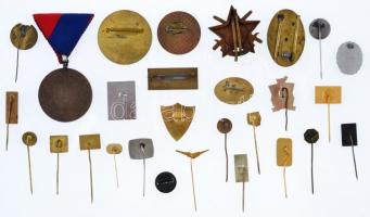 30db-os vegyes magyar és külföldi jelvény és kitűző tétel, közte DN "Magyar Államvasutak 30 éve...