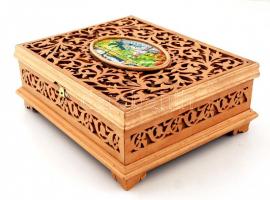 Növénymotívumos, díszesen faragott fa doboz, fedelén tűgobelin képpel, 30×24×10 cm