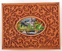 Növénymotívumos, díszesen faragott fa doboz, fedelén tűgobelin képpel, 30×24×10 cm