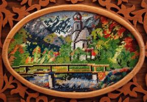 Növénymotívumos, díszesen faragott fa doboz, fedelén tűgobelin képpel, 30×24×10 cm