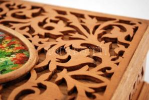 Növénymotívumos, díszesen faragott fa doboz, fedelén tűgobelin képpel, 30×24×10 cm