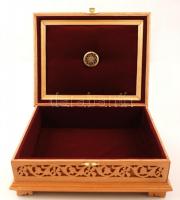 Növénymotívumos, díszesen faragott fa doboz, fedelén tűgobelin képpel, 30×24×10 cm