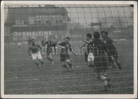 cca 1930-1940 Hungária-Kispest meccs(2:0), Magyar Film Iroda fotó, feliratozott, pecséttel jelzett, sarkain törésnyomokkal, 13x18 cm