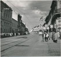 cca 1950-1960 Miskolci utcakép, jelzetlen fotó, 12x12 cm