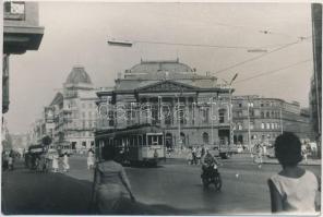 1959-1960 Forgalom a Nemzeti Színház előtt, fotó, hátulján feliratozva, 9×13,5 cm