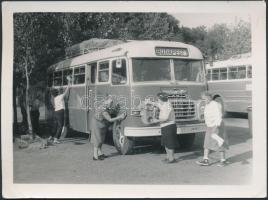 cca 1970 Abaliget, tisztul a budapesti buszjárat, fotó, hátulján feliratozva, 9×12 cm