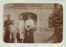 Szentgyörgy, Svaty Jur; Kénfürdő, csoportkép a fürdő bejáratánál / sulfur spa entrance, group photo (12,2 cm x 8,9 cm)(kis szakadás / small tear)