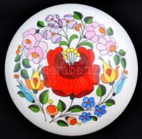 Virágmotívumos Kalocsai porcelán bonbonier, kézzel festett, jelzett, apró kopásnyomokkal, d: 12,5 cm