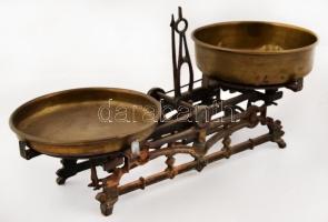 Nagyméretű öntött vas asztali mérleg réz tálcákkal