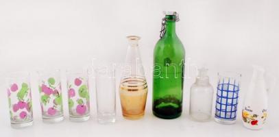 Üveg tétel: poharak, kis kiöntő, palack, összesen:8 db
