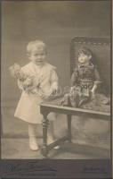 1911 Gyermek babákkal. Mai Manó és társai keményhátú fotója, 16x11 cm
