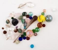 54 db-os színes féldrágakő és üveg tétel