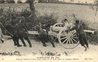 Mise en batterie a bras d&#039;une piece de 75 m/m dans un passage  difficile / WWI French military, cannon