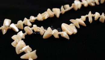 Dekoratív gyöngyház nyaklánc, h: 120 cm